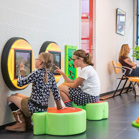 interaktív játékrendszer gyerekeknek az orvosi váróban