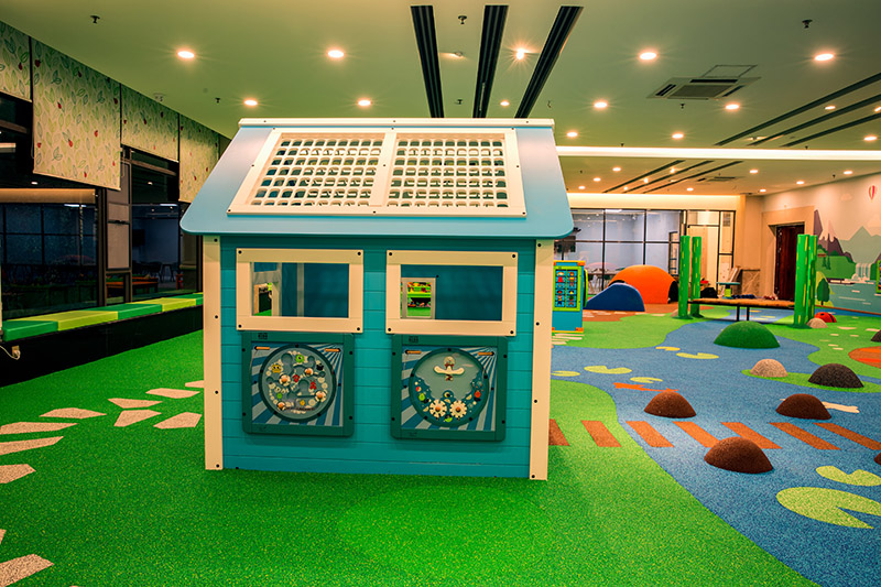 Een speelhuisje met wandspellen in een openbare ruimte in Chengdu Een speelhuisje met wandspellen in een openbare ruimte in Chengdu