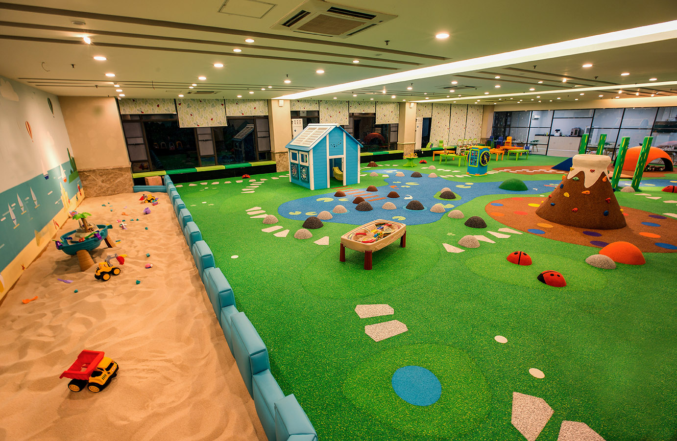 Een kinderspeelparadijs met een bosrijke beleving met verschillende speel elementen