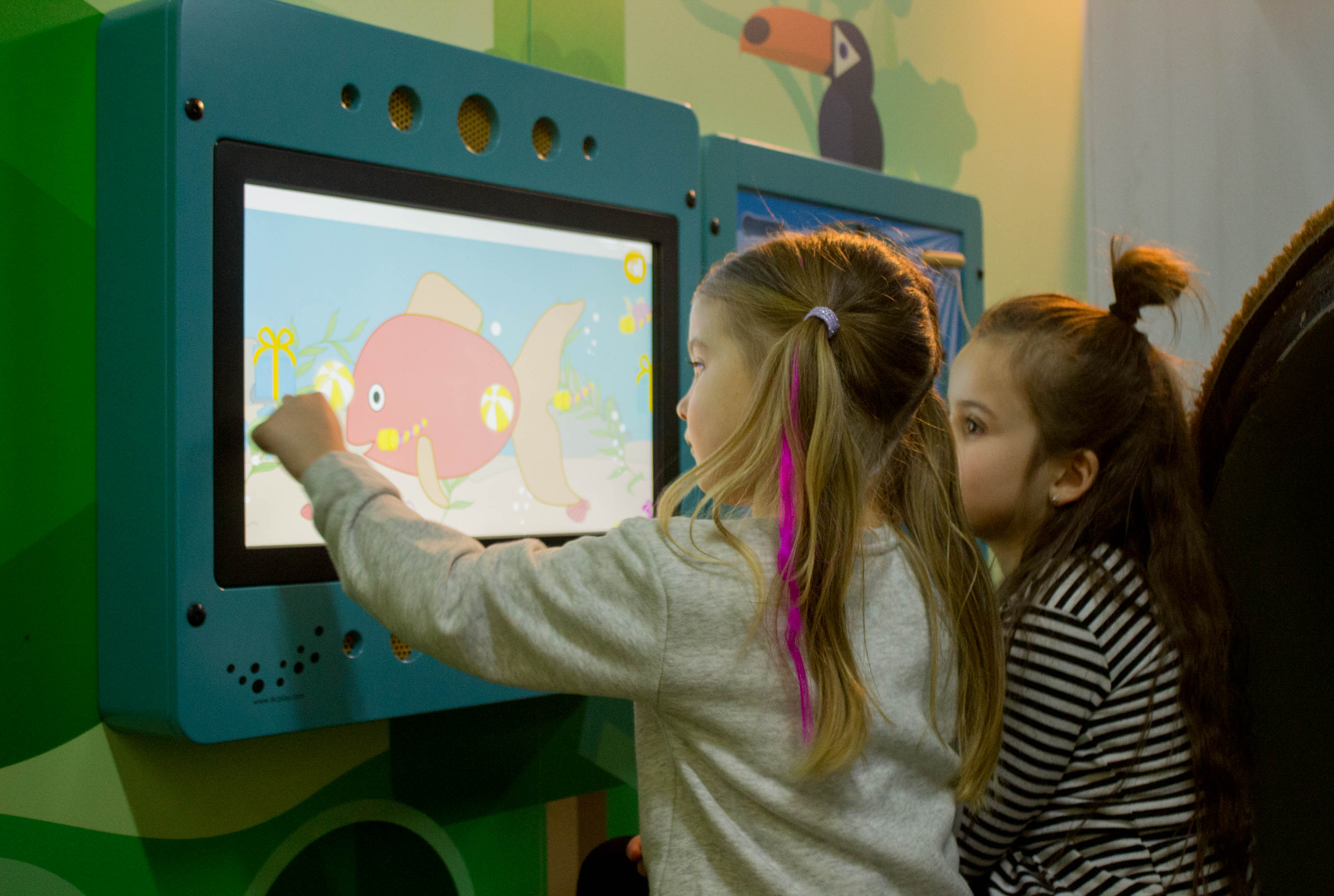 két gyermek játszik az IKC interaktív játékrendszerével