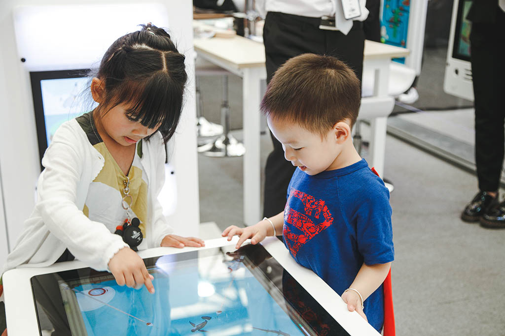 Két gyerek játszik az IKC interaktív játékrendszerével