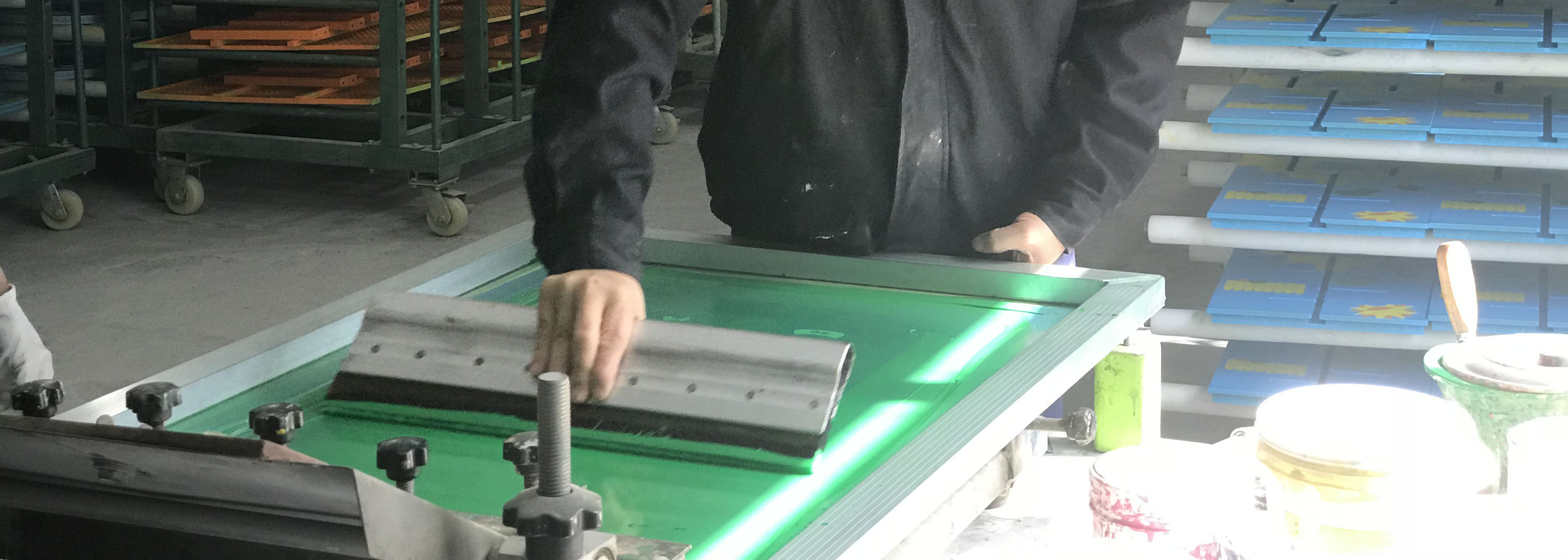 Itt történik a szitanyomás a fali moduljainkhoz. Itt történik a szitanyomás a fali moduljainkhoz.