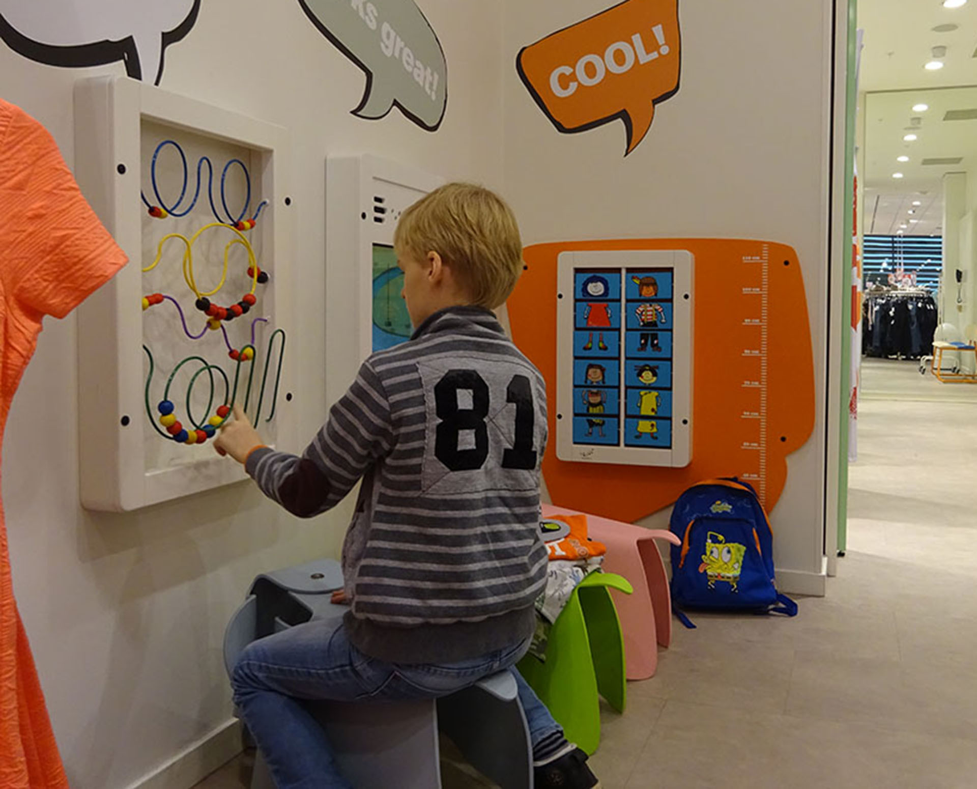 Kralenspel aan de muur voor kinderen in de C&A