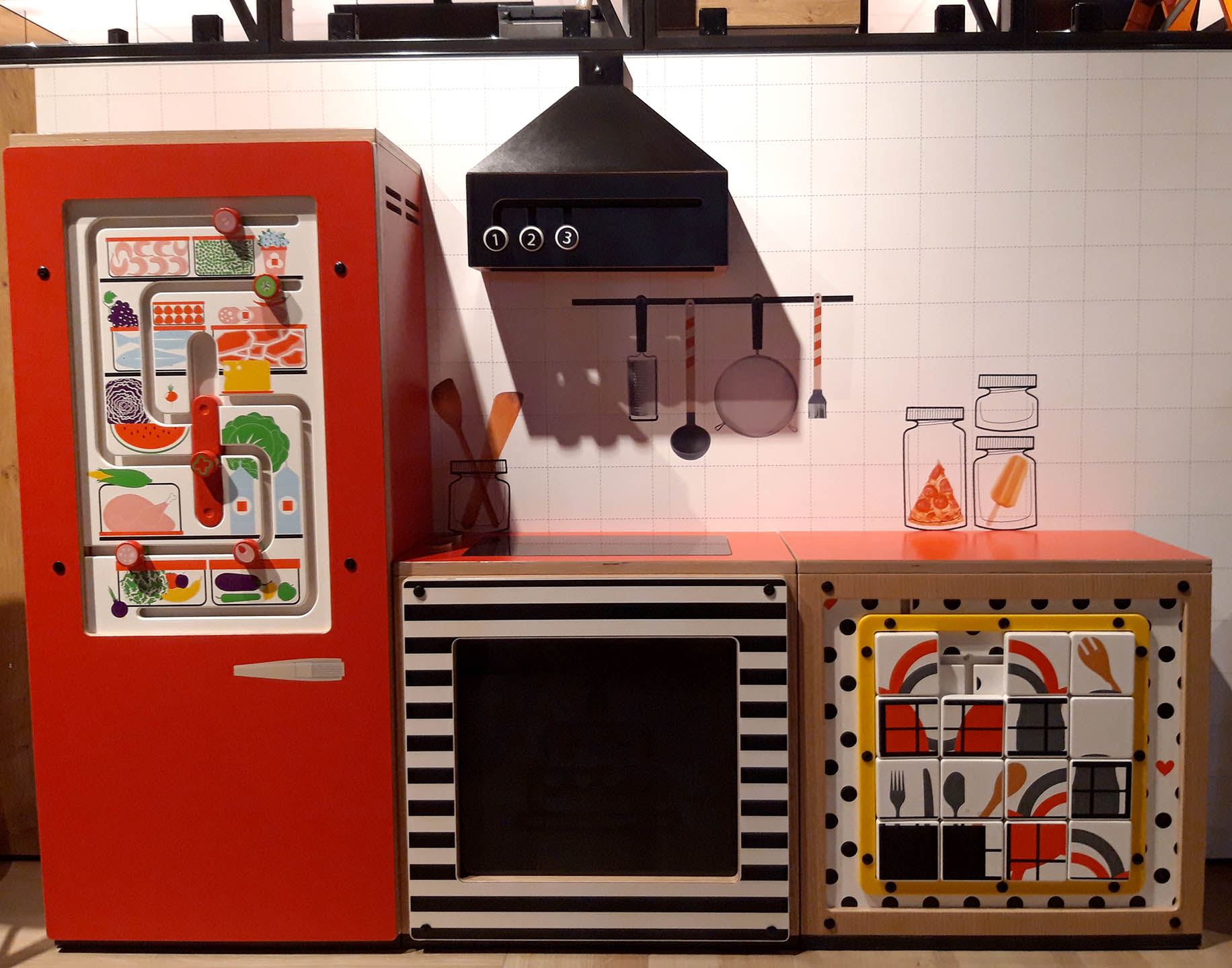 IKC speelhoek met keuken voor kinderen in een HEMA winkel IKC speelhoek met keuken voor kinderen in een HEMA winkel
