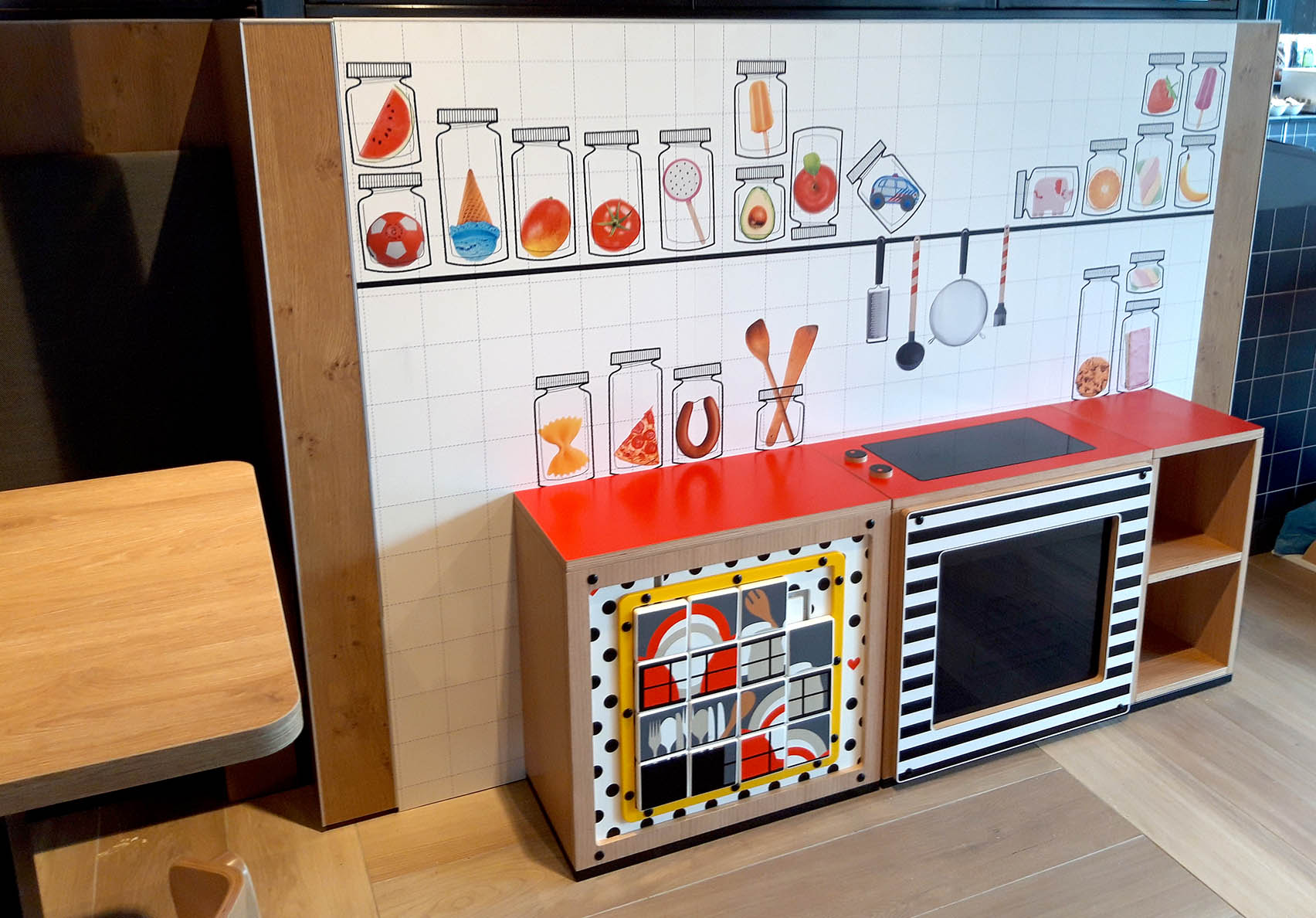 Keuken voor kinderen om mee te spelen terwijl ouders winkelen in een HEMA winkel Keuken voor kinderen om mee te spelen terwijl ouders winkelen in een HEMA winkel