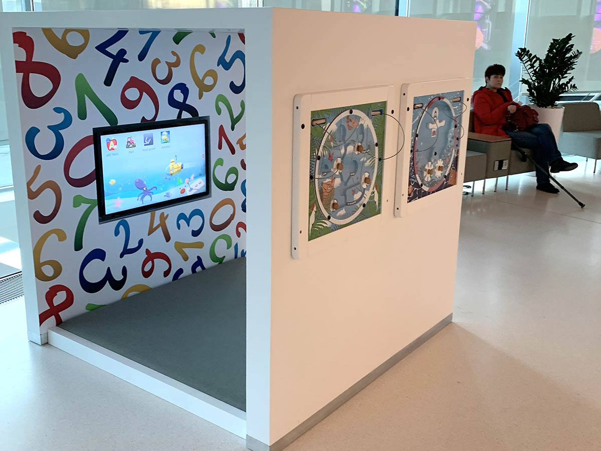 Interactief speelsysteem in een kleine kinderhoek in Warschau Interactief speelsysteem in een kleine kinderhoek in Warschau