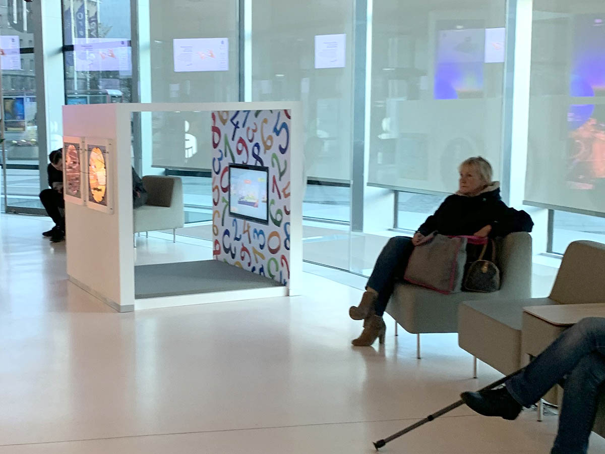 Een speelelement voor kinderen met wandspellen en een interactieve speelsysteem Een speelelement voor kinderen met wandspellen en een interactieve speelsysteem