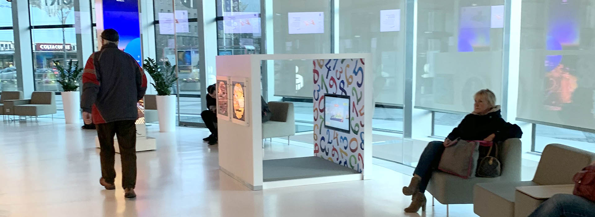 een kleine kinderspeelhoek in een bank in Warschau een kleine kinderspeelhoek in een bank in Warschau