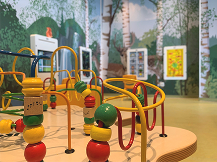 IKC speelruimte met kralentafel kindermeubels wandspellen en wandbekleding bij Backerei Schollin in Bottrop Duitsland IKC speelruimte met kralentafel kindermeubels wandspellen en wandbekleding bij Backerei Schollin in Bottrop Duitsland