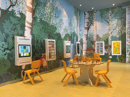 IKC speelruimte met kralentafel kindermeubels wandspellen en wandbekleding bij Backerei Schollin in Bottrop Duitsland IKC speelruimte met kralentafel kindermeubels wandspellen en wandbekleding bij Backerei Schollin in Bottrop Duitsland