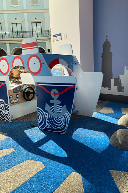 IKC speelhoek met Arctic zee thema en het speelboot All Aboard speelsysteem in het Mein Outlet shopping center in de havenstad Bremerhaven in Duitsland IKC speelhoek met Arctic zee thema en het speelboot All Aboard speelsysteem in het Mein Outlet shopping center in de havenstad Bremerhaven in Duitsland
