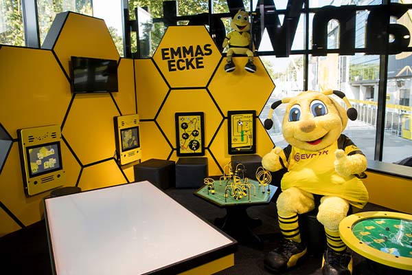 Borussia Dormund szurkolói bolt I A Borussia Dortmund labdarúgóklub stílusában kialakított gyereksarok az IKC különböző játékmoduljaival. Borussia Dormund szurkolói bolt I A Borussia Dortmund labdarúgóklub stílusában kialakított gyereksarok az IKC különböző játékmoduljaival.