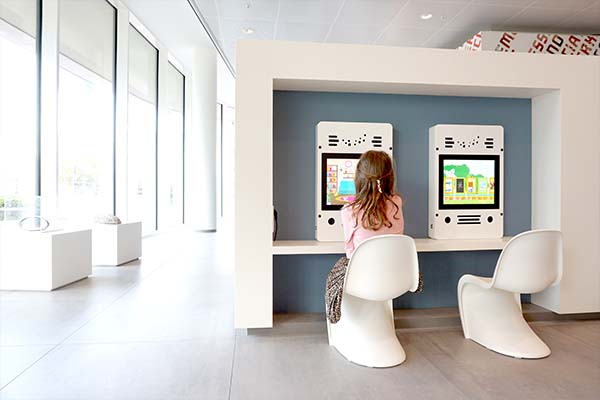Városháza Almelo I két interaktív játékrendszer a várakozás megkönnyítésére