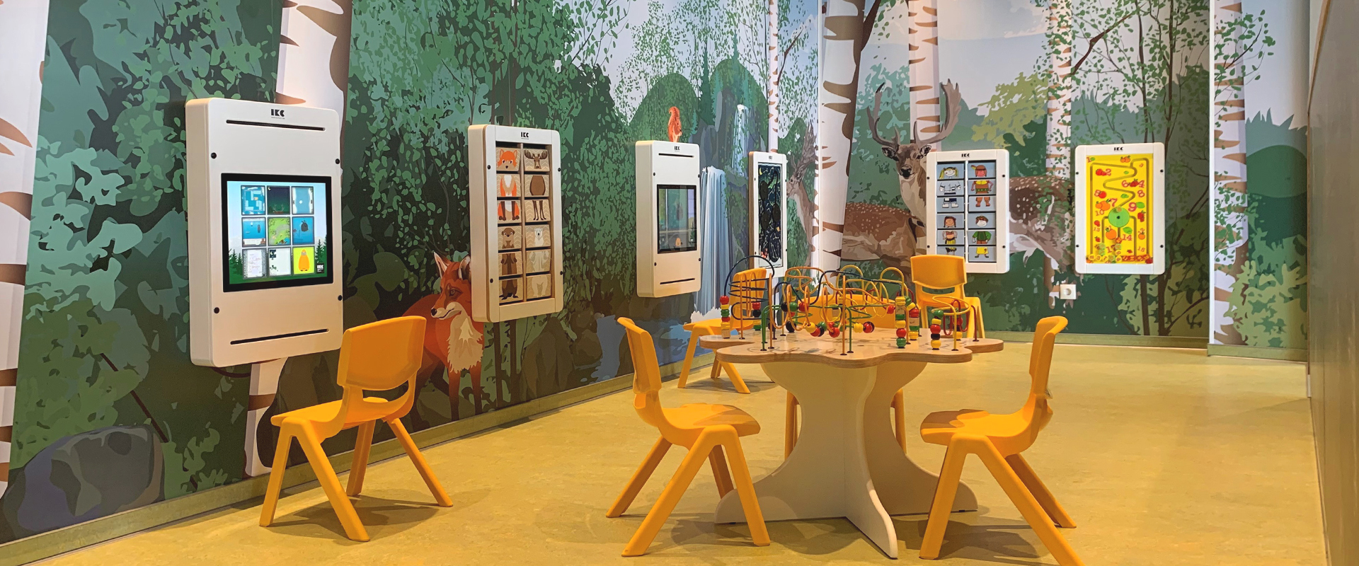 IKC speelruimte met kralentafel kindermeubels wandspellen en wandbekleding bij Backerei Schollin in Bottrop Duitsland IKC speelruimte met kralentafel kindermeubels wandspellen en wandbekleding bij Backerei Schollin in Bottrop Duitsland