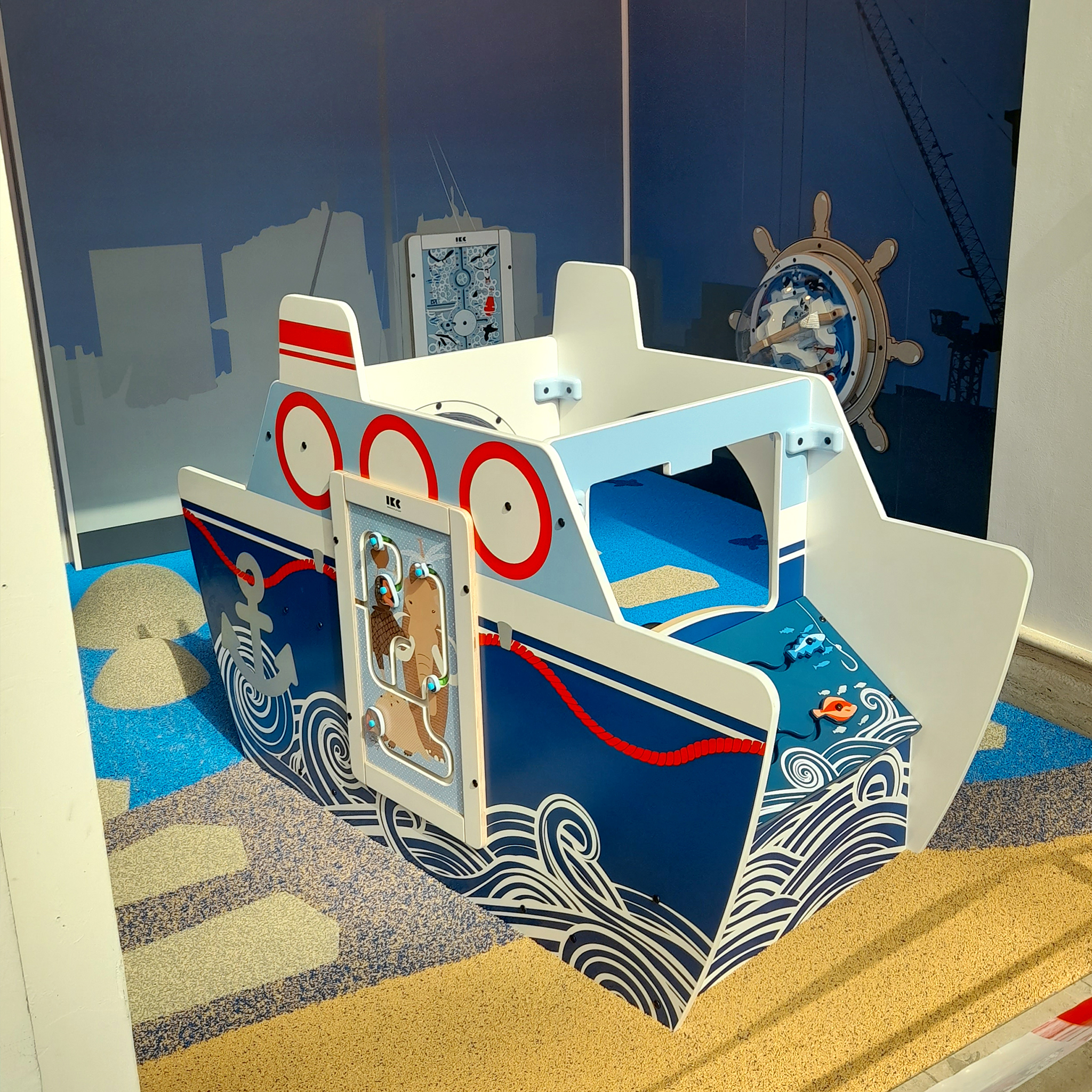 IKC speelhoek met Arctic zee thema en het speelboot All Aboard speelsysteem in het Mein Outlet shopping center in de havenstad Bremerhaven in Duitsland IKC speelhoek met Arctic zee thema en het speelboot All Aboard speelsysteem in het Mein Outlet shopping center in de havenstad Bremerhaven in Duitsland