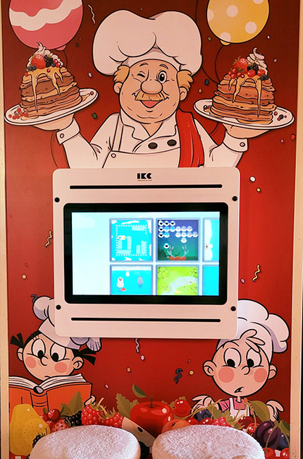 Speciaal ontworpen speelhoek met interactief touchscreen speelsysteem voor kinderen bij Pannenkoekenbakker Buren Speciaal ontworpen speelhoek met interactief touchscreen speelsysteem voor kinderen bij Pannenkoekenbakker Buren
