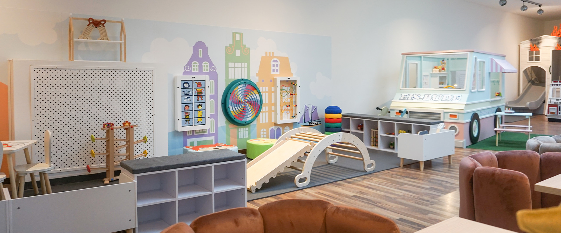 IKC speelhoek voor kinderen in kindercafe Bude Eins in Pempelfort Duitsland IKC speelhoek voor kinderen in kindercafe Bude Eins in Pempelfort Duitsland