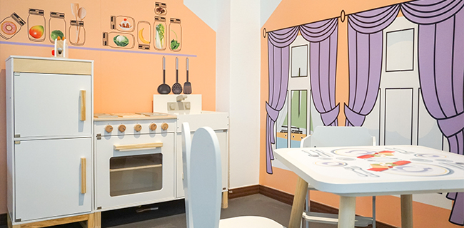 IKC speelhoek met keukentje voor kinderen in kindercafe Bude Eins in Pempelfort Duitsland IKC speelhoek met keukentje voor kinderen in kindercafe Bude Eins in Pempelfort Duitsland