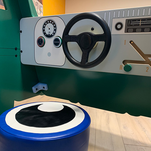 levensgrote auto voor kinderen in speelhoek levensgrote auto voor kinderen in speelhoek