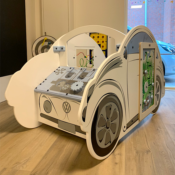 levensgrote witte auto waar kinderen mee kunnen spelen levensgrote witte auto waar kinderen mee kunnen spelen