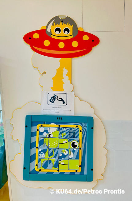 Wandspel met ruimte thema in tandarts wachtkamer Wandspel met ruimte thema in tandarts wachtkamer
