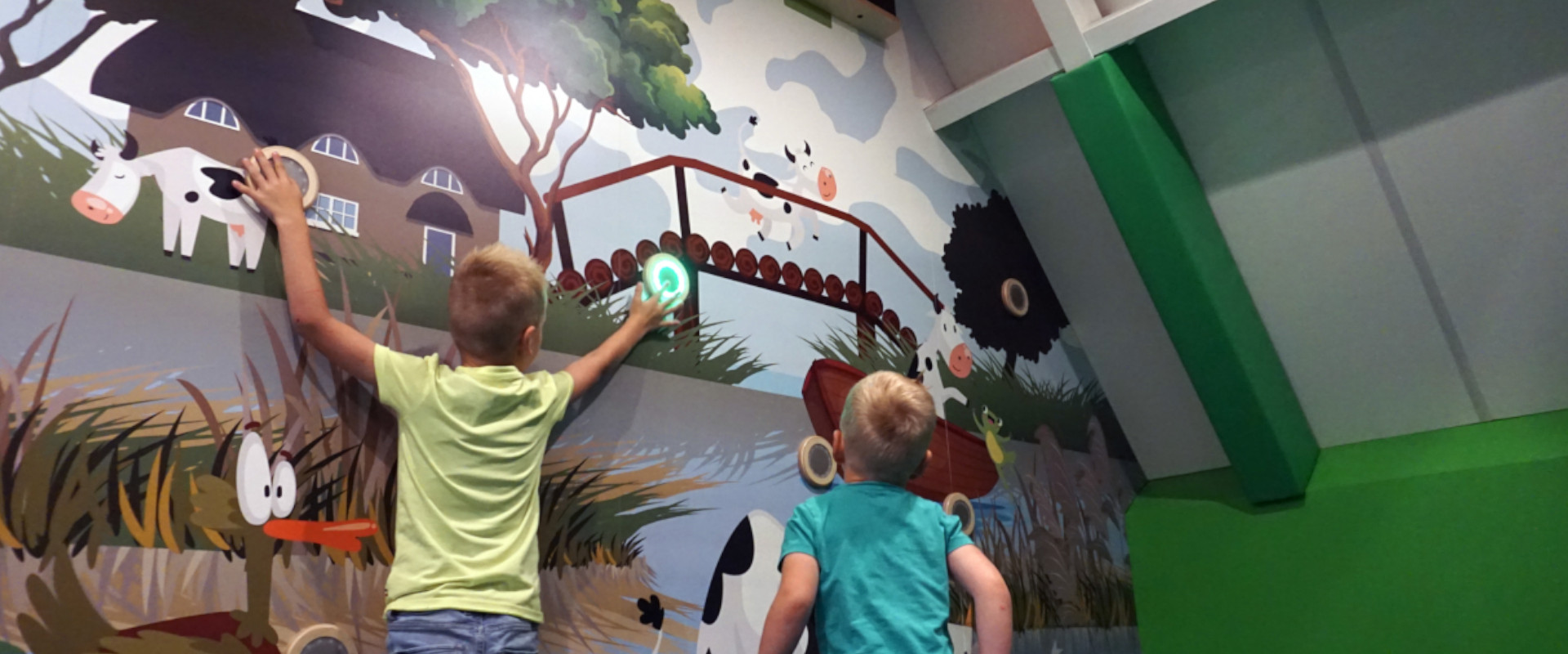 activity wall kinderen wanddesign speelwand drukknoppen Giethoorn 