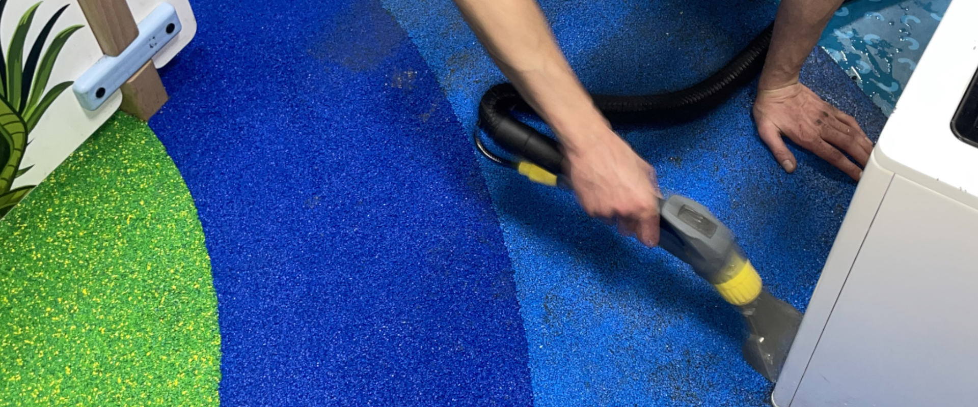 EPDM speelvloer wordt schoongemaakt EPDM speelvloer wordt schoongemaakt