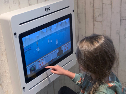 wandspel met spelcomputer voor kinderen in restaurant wandspel met spelcomputer voor kinderen in restaurant