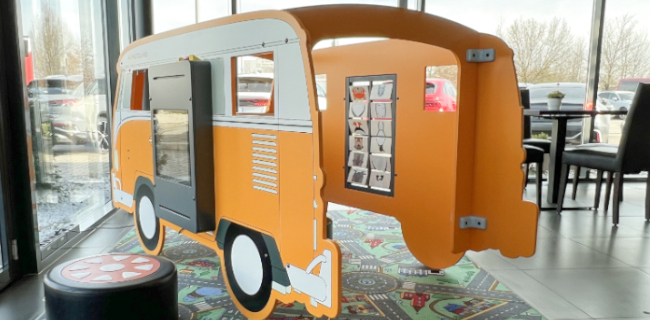 Busje speelhoek voor kinderen in autozaak Busje speelhoek voor kinderen in autozaak