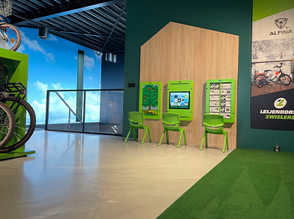 wandspellen en stoelen voor kinderen om te spelen tijdens het wachten wandspellen en stoelen voor kinderen om te spelen tijdens het wachten